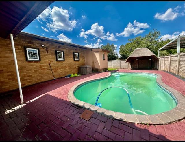 3 BEDROOM HOUSE FOR SALE IN VANDERBIJLPARK CE 2